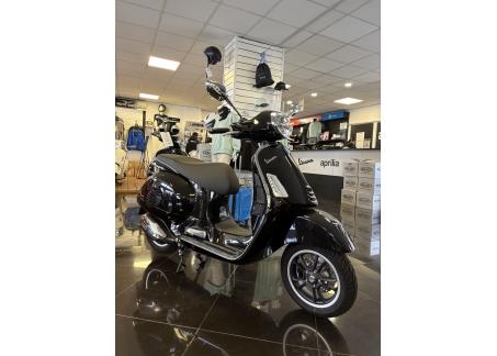 VESPA GTS 300 HPE SUPER NOIR NEUF EN DESTOCKAGE